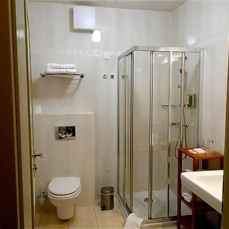 Mitra, Story Hotel