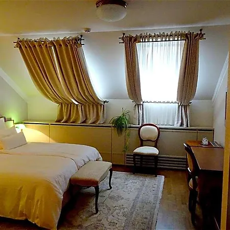 Mitra, Story Hotel