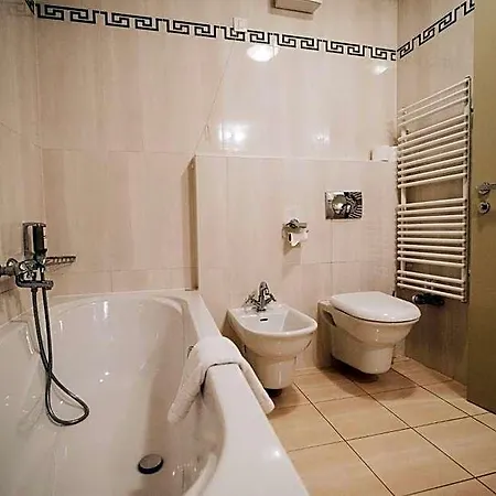 Szálloda Mitra, Story Potony