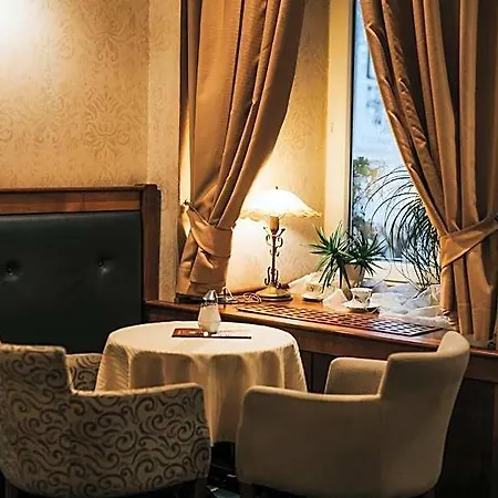 Mitra, Story Hotel