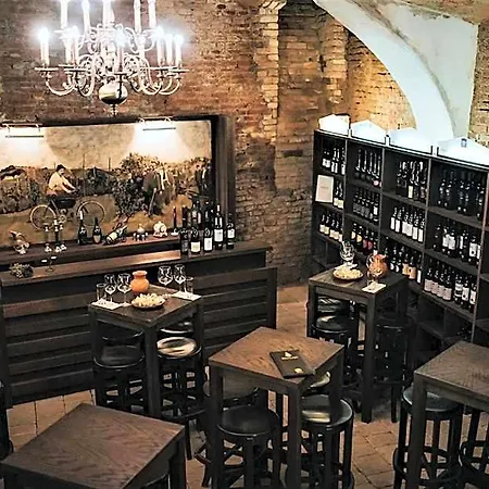 Mitra, Story Szálloda Potony